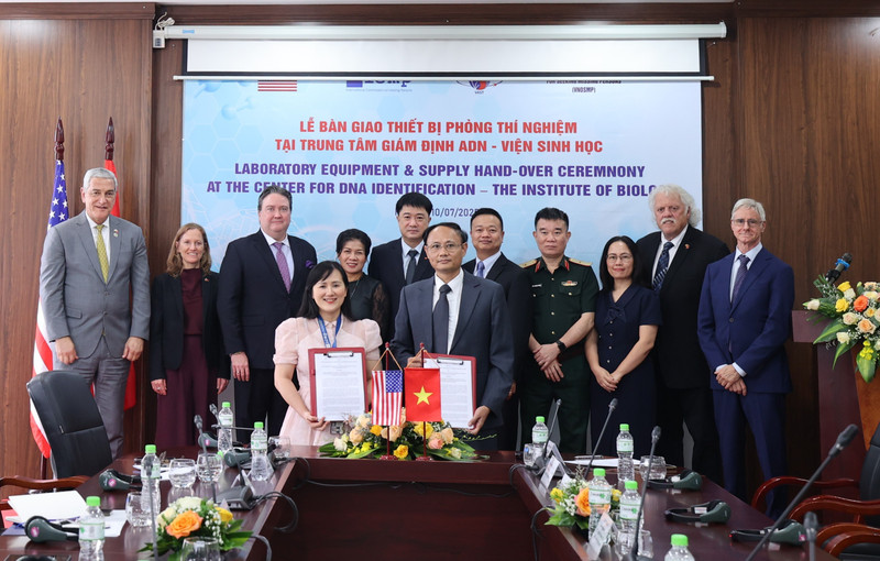 Des représentants de l’Institut de biologie (VAST) et de l’ICMP échangent les documents de remise des équipements du projet. Photo : thoidai.com.vn