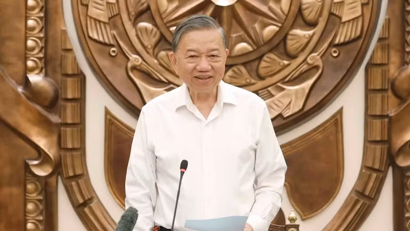 Le secrétaire général du Parti communiste du Vietnam et président de la République To Lam à la réunion de travail avec le Bureau du gouvernement le 11 mai . Photo : NDEL.