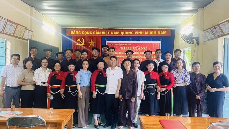 Lors du cours de formation sur le patrimoine culturel immatériel de l'ethnie de Cao Lan. Photo : NDEL.