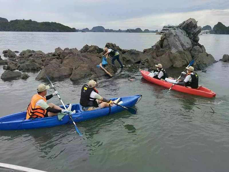 Le mouvement de collecte volontaire des déchets des entreprises a lieu périodiquement, généralement tôt le matin ou en fin d'après-midi. Photo : baoquocte.vn