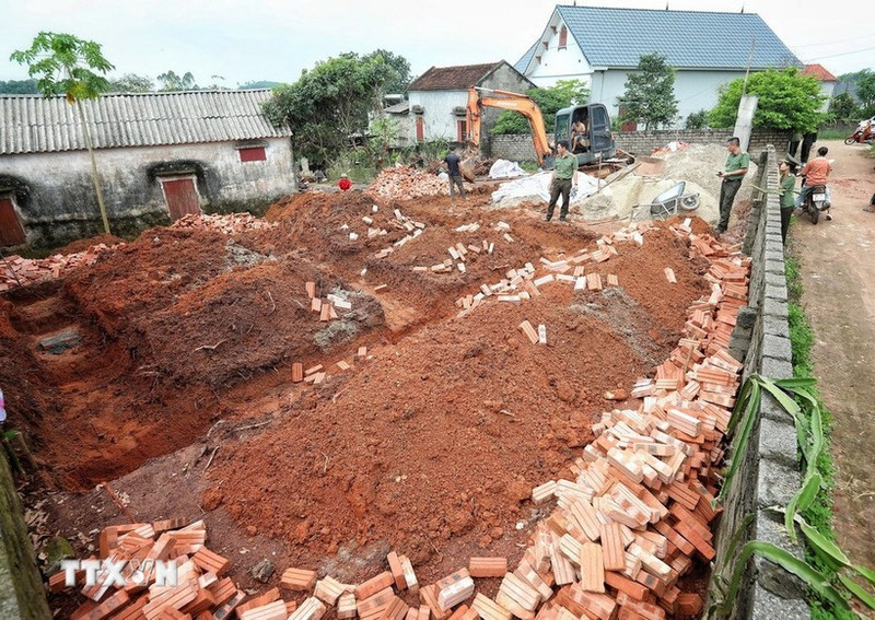Construction d’une maison pour une famille méritante en difficulté de logement à Bac Giang. Photo : VNA.