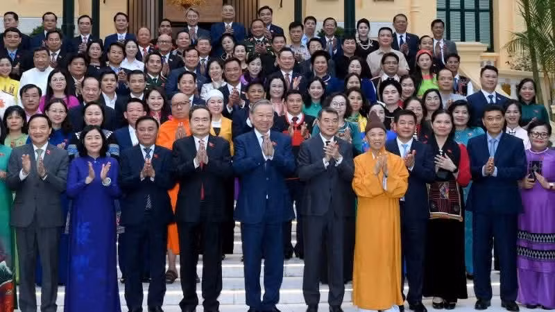 Le secrétaire général du Parti communiste du Vietnam (PCV) et président de la République, To Lam, et les députés de la 16e législature issus des minorités ethniques. Photo: NDEL