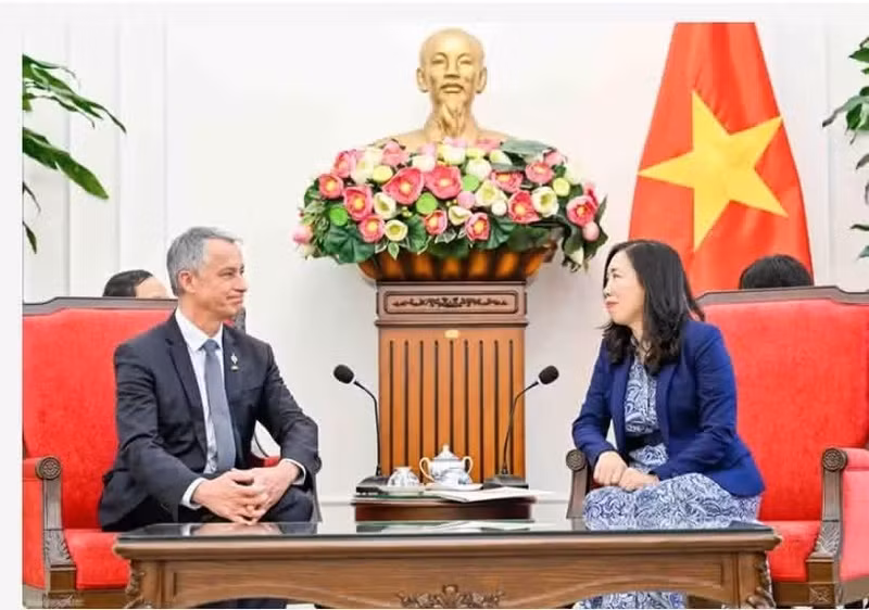 La vice-ministre des Affaires étrangères, Le Thi Thu Hang et le président de la Commission de la défense nationale et des forces armées de l’Assemblée nationale française, Jean-Michel Jacques. Photo : baoquocte.vn
