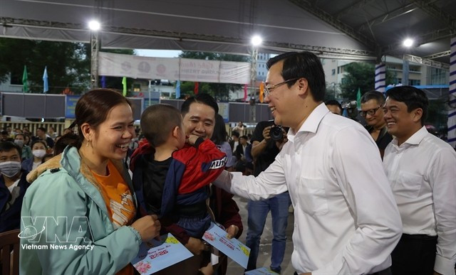 Lê Quôc Phong, secrétaire adjoint permanent du Comité du Parti de Hô Chi Minh-Ville, distribue des cadeaux aux travailleurs avant leur départ en bus pour rentrer chez eux le 12 février. Photo : VNA.