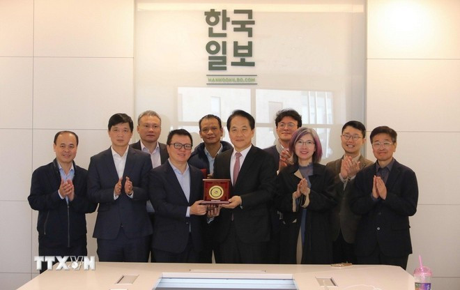 La délégation de l'Association des journalistes du Vietnam au siège du journal Hankook Ilbo. Photo : VNA.