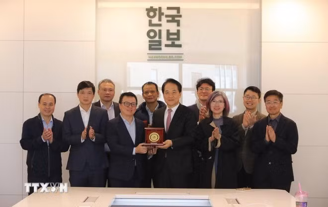 La délégation de l'Association des journalistes du Vietnam au siège du journal Hankook Ilbo. Photo : VNA.