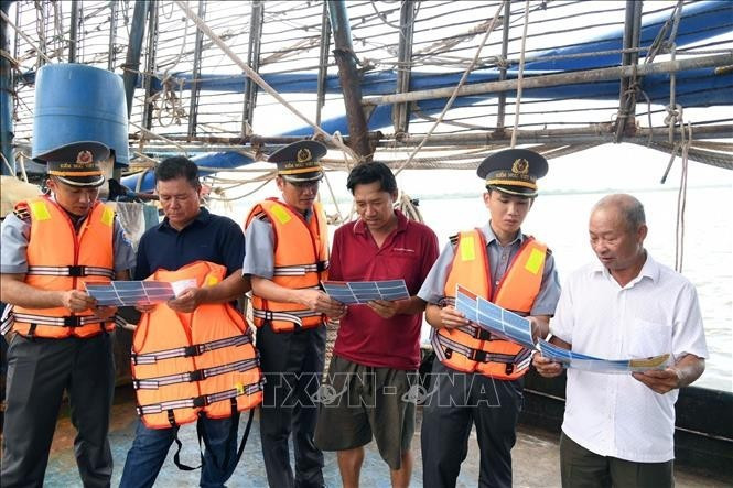 Campagne de sensibilisation contre la pêche illicite, non déclarée et non réglementée (INN) destinée aux armateurs et aux propriétaires de navires de pêche hauturière au port de pêche d'An Hoa, à Da Nang. Photo : VNA.