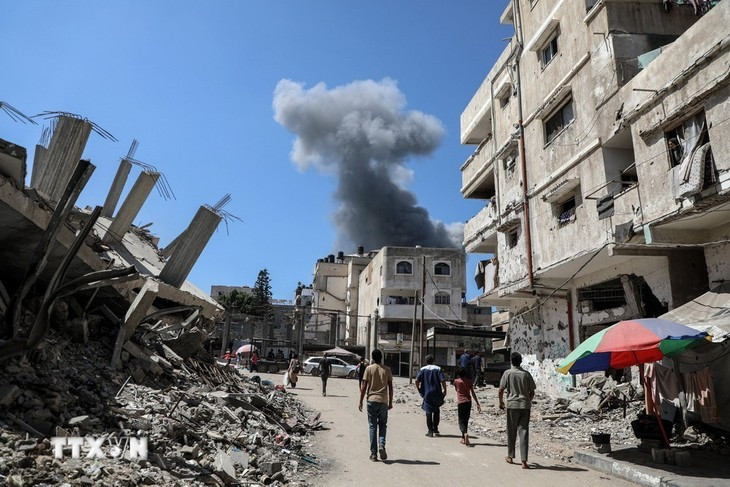Colonne de fumée s’élevant après une frappe aérienne israélienne sur la ville de Gaza, le 10 septembre 2025. Photo Xinhua / VNA