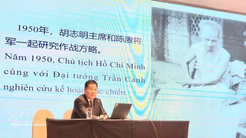 Lors du séminaire « Ho Chi Minh en Chine », les étudiants ont écouté la présentation par le professeur Hu Xianzhong, de l'École centrale de la Ligue chinoise, de ses recherches sur le parcours révolutionnaire du Président Ho Chi Minh, depuis sa quête du salut national jusqu’à ses activités en Chine. Photo : VNA.