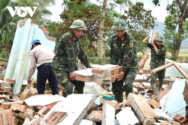 Des soldats du régiment 143 aident les habitants de Hoa Thinh, dans la province de Dak Lak, à dégager les maisons endommagées par les inondations. Photo : VOV.