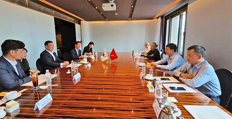 Séance de travail entre la délégation du groupeVinacomin et celle du groupe Daejoo KC. Photo : baodautu.vn