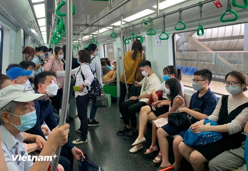 Des passagers empruntent la ligne de métro léger Cat Linh – Ha Dong à Hanoï. Photo : VNA.