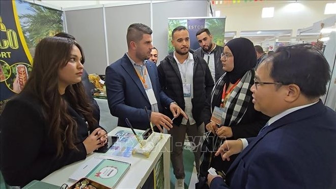 Le Bureau commercial vietnamien en Algérie s'informent sur la demande de produits vietnamiens émanant des entreprises locales.. Photo : VNA.