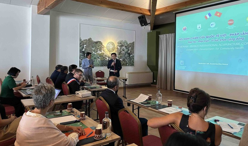 Le Professeur agrégé et docteur Tran Van Thanh, directeur de l'Hôpital national d'acupuncture et vice-président de la Fédération mondiale des sociétés d'acupuncture (WFAS) prend la parole à l'événement. Photo : VNA.