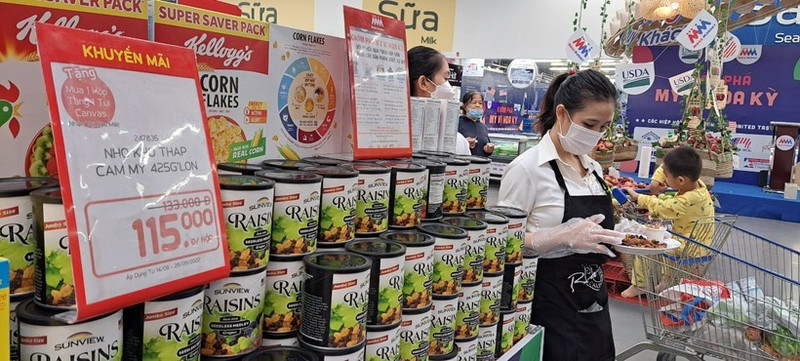 Raisins secs américains en conserve sur les rayons du MM Mega Market An Phu, Ho Chi Minh-Ville. Photo d'archive: nld.com.vn