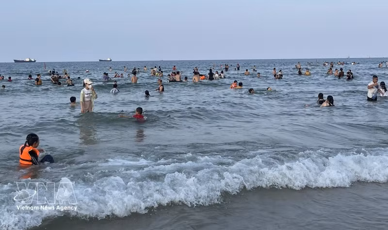 La plage de Cua Viet devient une destination idéale pour les habitants et les touristes à l’occasion des jours fériés. Photo : VNA.