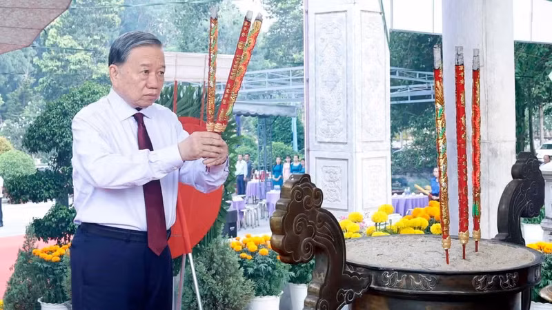 Le secrétaire général du Parti communiste du Vietnam et président de la République, To Lam brûle des bâtons d’encens en hommage aux héros et martyrs au cimetière des martyrs de la colline 82 de Tan Bien. Photo : NDEL