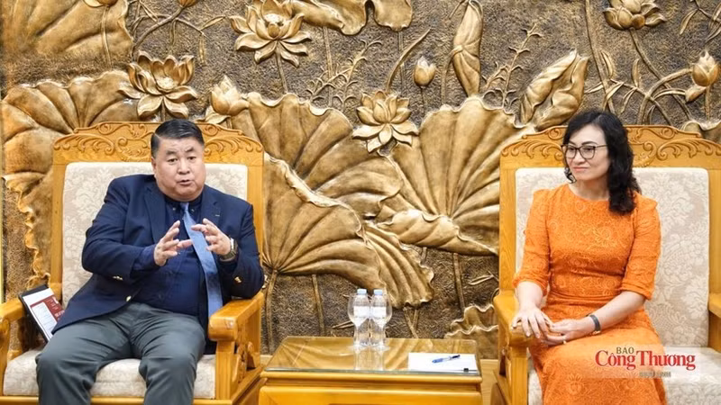 La vice-ministre vietnamien de l’Industrie et du Commerce, Phan Thi Thang et Paul Lê, vice-président chargé de la promotion commerciale et des exportations du groupe Central Retail. Photo : congthuong.vn