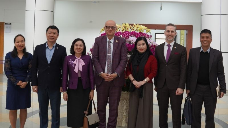 Le Dr Aleksandar (Sasha) Bodiroza pose pour une photo avec des représentants et des responsables du ministère de la Santé et de l'UNFPA. Photo : NDEL.
