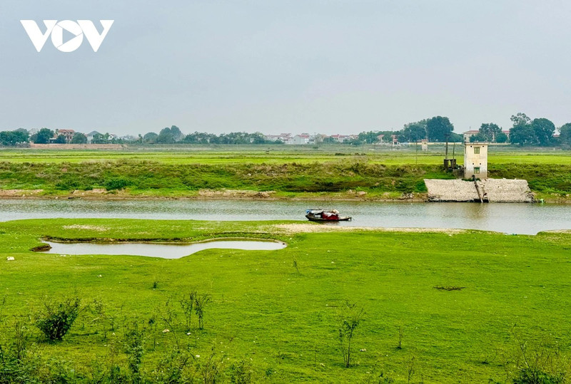 Dans la commune de Da Phuc, les rivières Cau et Ca Lo traversent la région, créant des plaines alluviales le long de leurs rives, ce qui donne un paysage naturel propice au développement du tourisme. Photo : VOV