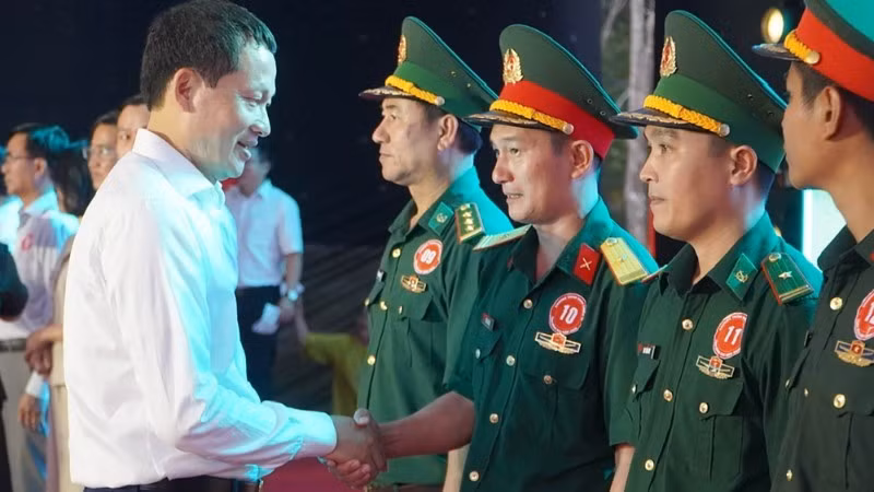 Vu Hong Van, membre du Comité central du Parti, secrétaire du Comité provincial du Parti et chef de la délégation des députés de l’Assemblée nationale de la province de Dong Nai, remet des cadeaux aux forces des Gardes-frontières. Photo : NDEL