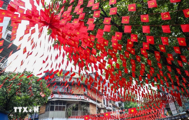 Une rue de Hanoï parée de rouge avec les drapeaux nationaux à l'approche de la Fête nationale. Photo : VNA.