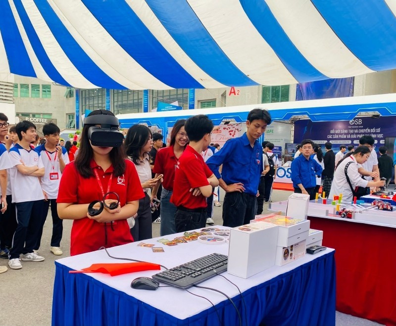En mai, cinq grandes universités vietnamiennes, dont l’Université polytechnique de Hanoï et l’Université FPT, ont fondé une alliance pour la formation des talents, visant à mettre en œuvre la Résolution no 57. Photo : NDEL.
