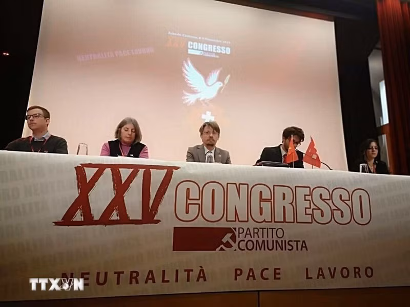 Massimiliano Ay (au centre), secrétaire général du Parti communiste suisse, au congrès du Parti. Photo : VNA.