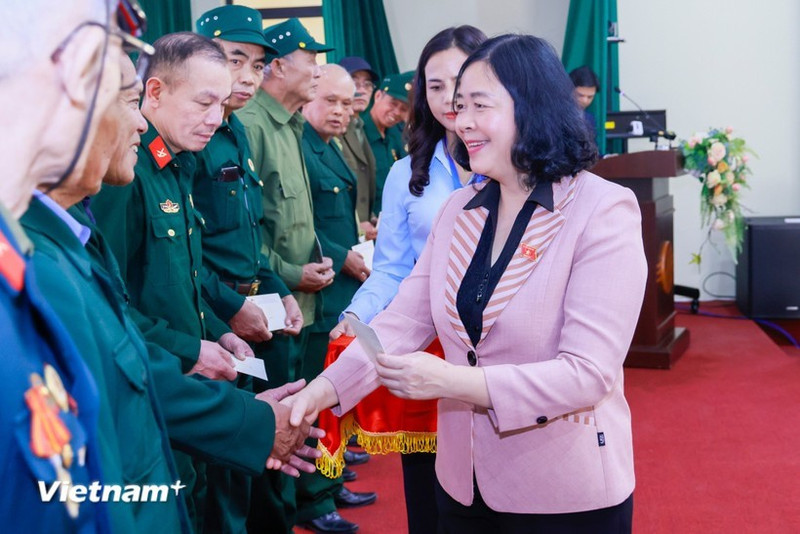 La présidente du Comité central du Front de la Patrie du Vietnam (FPV), Bui Thi Minh Hoai, remet des cadeaux aux vétérans des communes de Phu Dông, Bat Trang, Gia Lâm et Thuân An, à Hanoï. Photo: VNA.