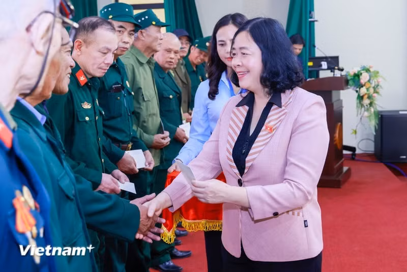 La présidente du Comité central du Front de la Patrie du Vietnam (FPV), Bui Thi Minh Hoai, remet des cadeaux aux vétérans des communes de Phu Dông, Bat Trang, Gia Lâm et Thuân An, à Hanoï. Photo: VNA.