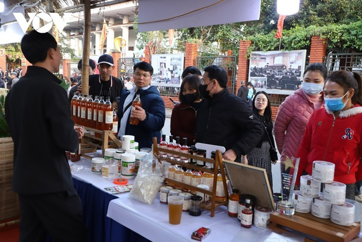 Grâce à une riche diversité de spécialités culinaires, le festival propose aux visiteurs une expérience gustative attrayante. Photo : VOV.