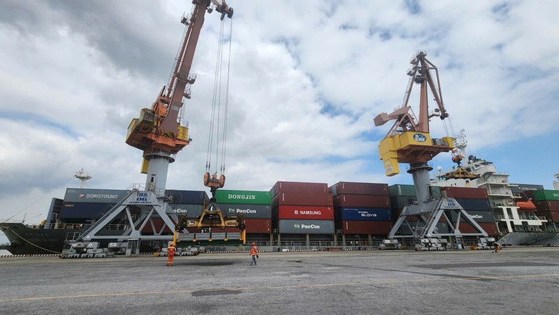 Des navires accostent au port de la Compagnie par actions du port de Hai Phong pendant les vacances du Nouvel An lunaire de l'Année du Cheval (2016). Photo : VNA.