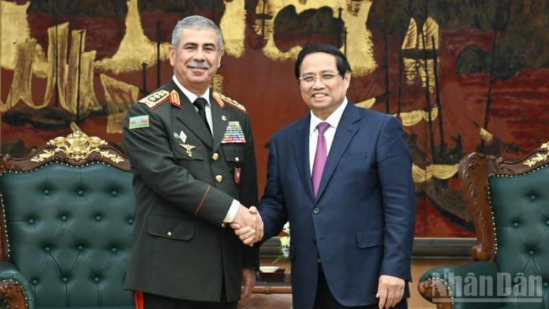Le Premier ministre vietnamien Pham Minh Chinh (droite) reçoit le ministre azerbaïdjanais de la Défense. Photo : NDEL.