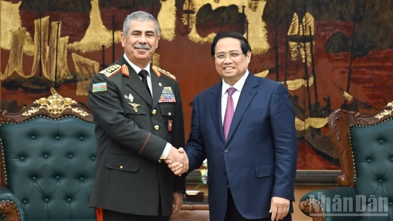 Le Premier ministre vietnamien Pham Minh Chinh (droite) reçoit le ministre azerbaïdjanais de la Défense. Photo : NDEL.