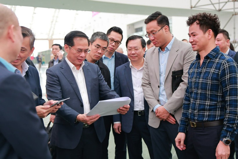 Le vice-Premier ministre Bui Thanh Son inspecte les préparatifs de la Foire du Printemps 2026. Photo : VNA