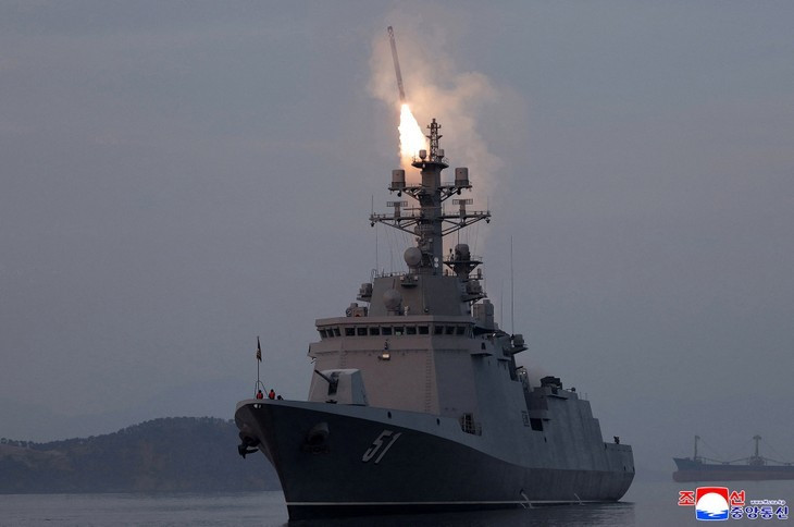 Un missile de croisière stratégique tiré depuis le destroyer nord-coréen Choe Hyon, le 10 mars 2026. Photo : KCNA. 