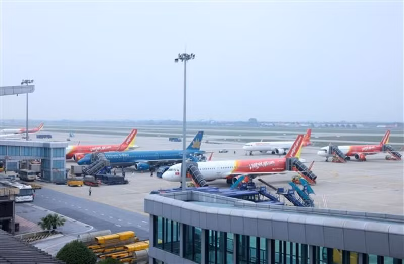 Des avions de compagnies aériennes vietnamiennes à l'aéroport international de Nôi Bài, à Hanoï. Photo : VNA.