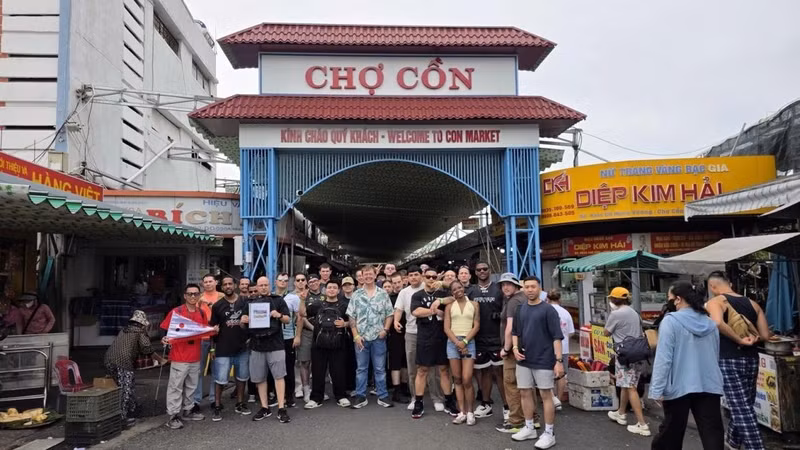 Les membres d'équipage de l'USS George Washington visitent le marché de Con lors de leur séjour à Da Nang. Photo : VOV.