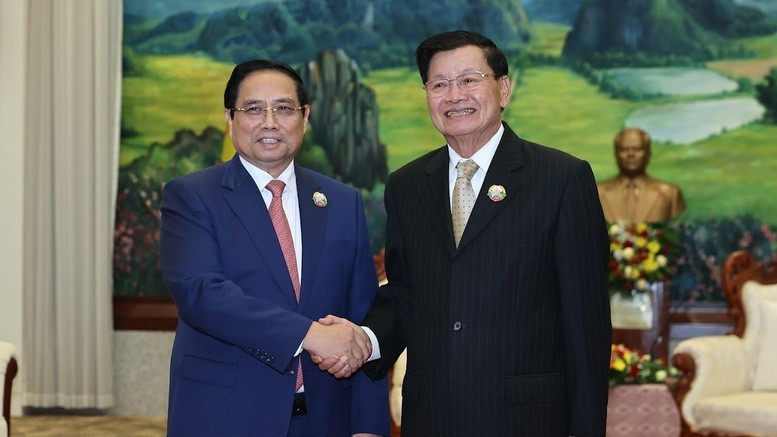 Le Premier ministre Pham Minh Chinh et le secrétaire général du Parti révolutionnaire populaire lao et président du Laos, Thongloun Sisoulith se serrent la main, à Vientiane, le 3 décembre. Photo : NDEL.