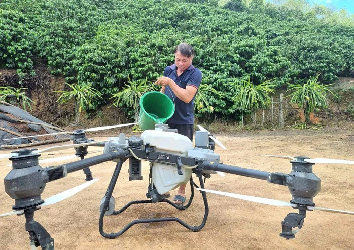 Pham Van Vuong a réalisé d'importantes économies sur ses coûts de main-d'œuvre en utilisant des drones pour la culture du café. Photo : nld.com.vn