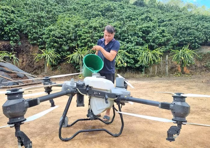 Pham Van Vuong a réalisé d'importantes économies sur ses coûts de main-d'œuvre en utilisant des drones pour la culture du café. Photo : nld.com.vn
