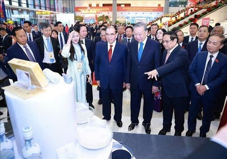 Le Secrétaire général du PCV To Lam, le Premier ministre Pham Minh Chinh et de nombreux autres dirigeants du Parti et de l'État visitent le stand de Masan High-Tech Materials. Photo : NDEL.