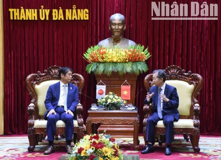 Le secrétaire du Comité municipal du Parti de Da Nang, Nguyen Van Quang (à droite) et l’ambassadeur du Japon au Vietnam, Ito Naoki. Photo : NDEL.