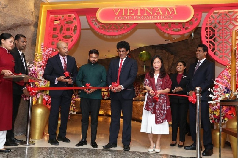 L’ambassadrice du Vietnam au Sri Lanka Trinh Thi Tam, aux côtés de représentants sri-lankais, coupe le ruban inaugural de la Semaine de la gastronomie vietnamienne. Photo : VNA.