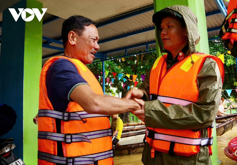 Les habitants, émus, reçoivent les boîtes de repas chauds préparés et livrés par les soldats. Photo : VOV.
