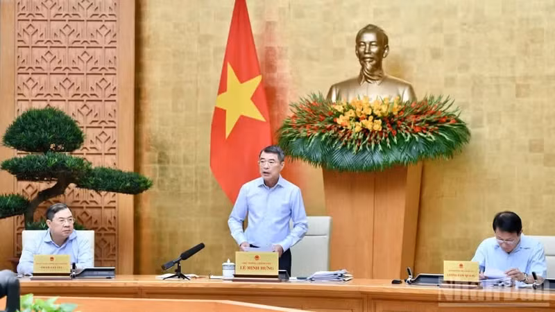 Le Premier ministre Le Minh Hung préside une réunion gouvernementale sur plusieurs projets de loi. Photo : NDEL.