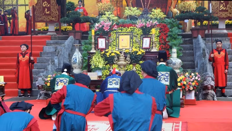Reconstitution du rituel d'offrande de calendriers au roi à la citadelle impériale de Thang Long. Photo : NDEL.