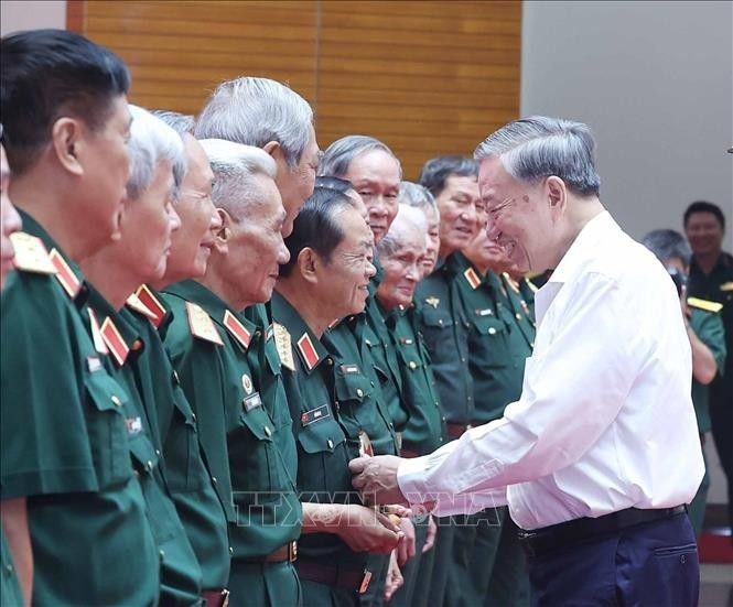 Le secrétaire général du Parti, Tô Lâm, avec les délégués, à Hanoi, le 31 juillet. Photo : VNA.