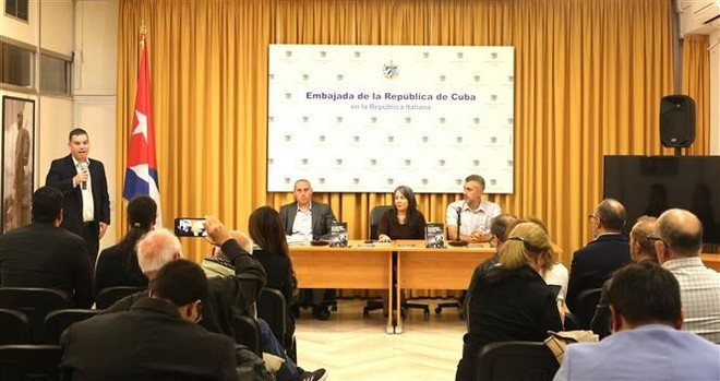 L'événement de présentation de la version italienne de l'ouvrage "Fidel Castro Ruz - Une révolution ne peut naître que de la culture et des idées". Photo : VNA.