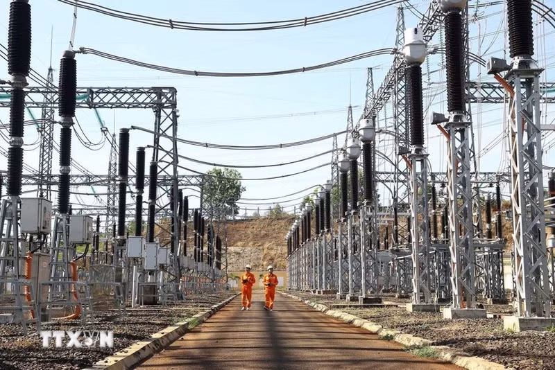 Des ouvriers en service au poste de transformation 500 kV de Pleiku2, dans la province de Gia Lai (Hauts Plateaux du Centre). Photo : VNA.